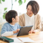 子どもの褒め方・叱り方で差が出る?小学校受験を左右する家庭の関わり方